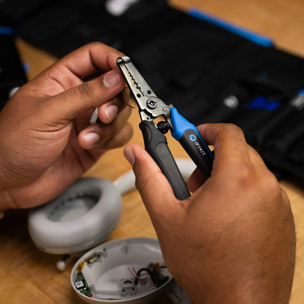 Wire Strippers With Locking Mandible - IFIXIT -
